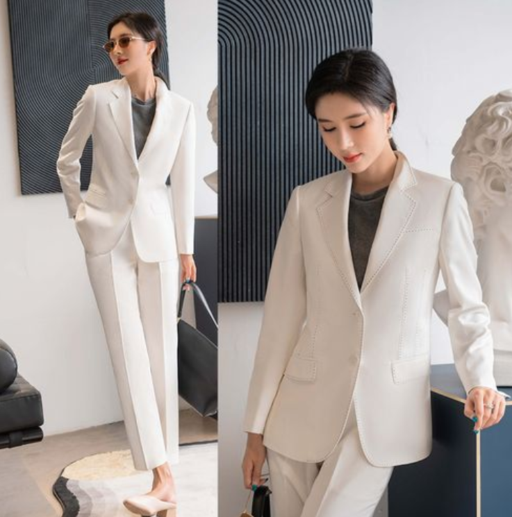 白色職業(yè)裝的魅力，需要絲襪和高跟鞋襯托